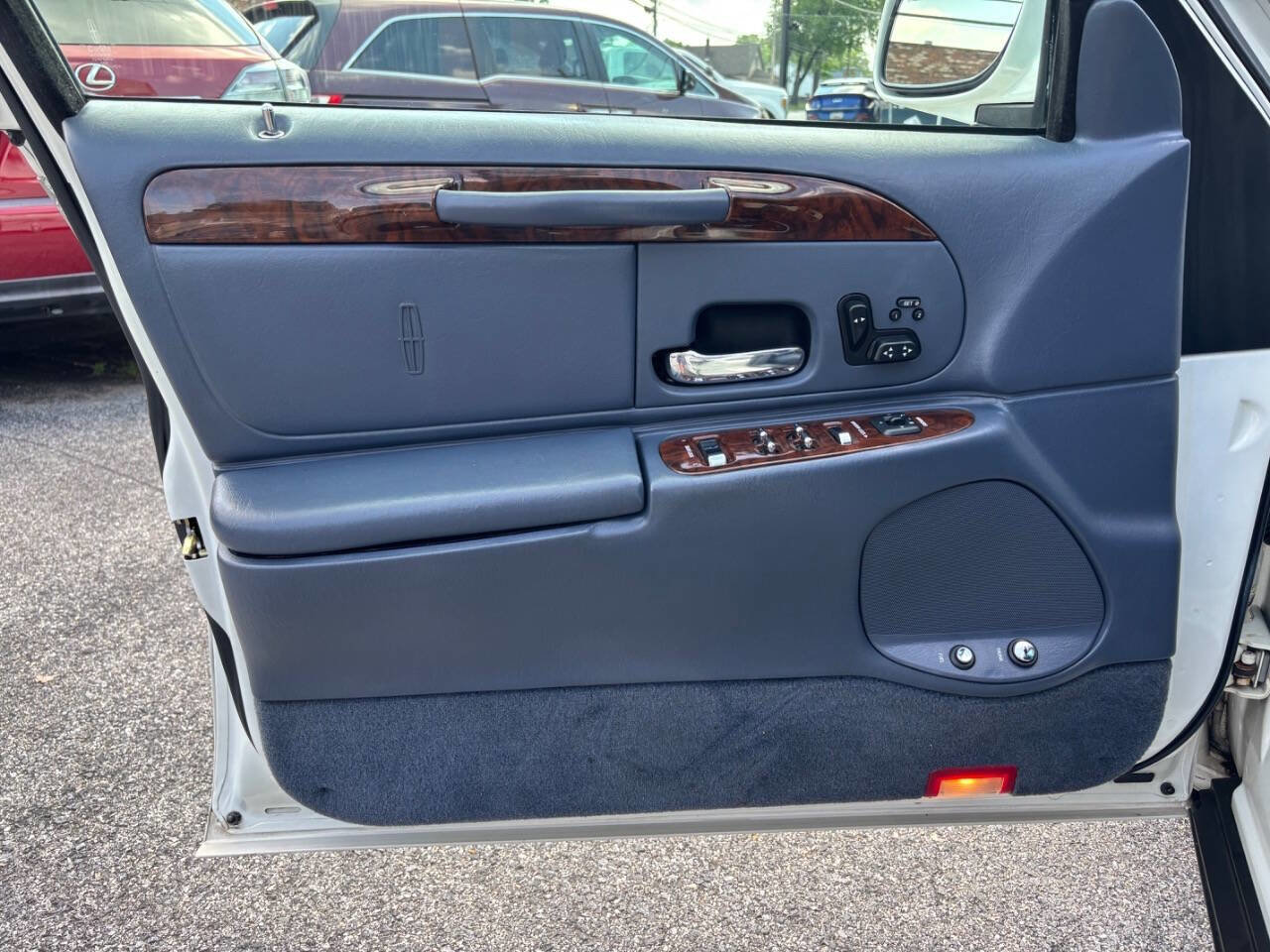 Used 2000 Lincoln Town Car Signature image 13