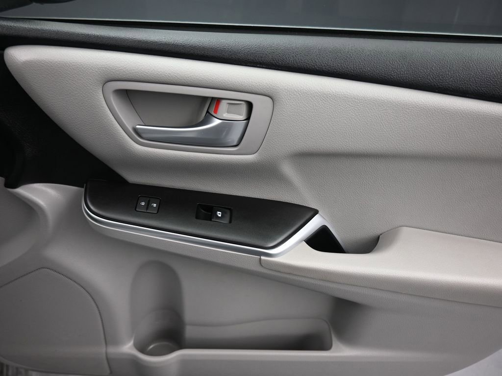 Used 2017 Toyota Camry LE image 38