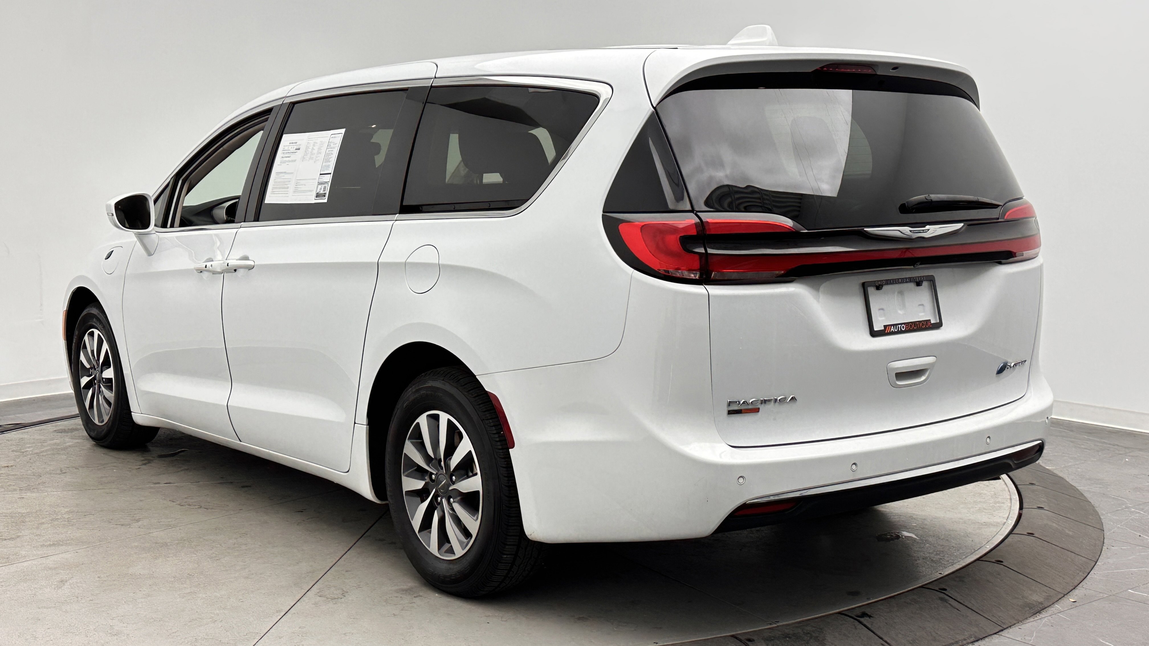 Used 2022 Chrysler Pacifica Touring-L FWD image 5