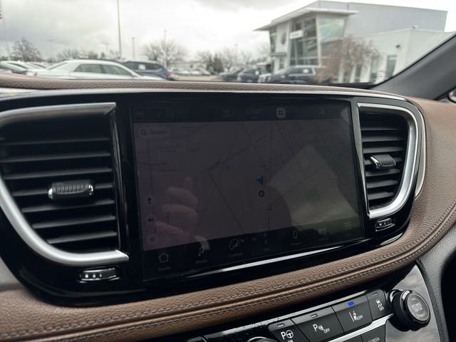 Used 2021 Chrysler Pacifica Limited w/ Uconnect Theater Family Group image 14