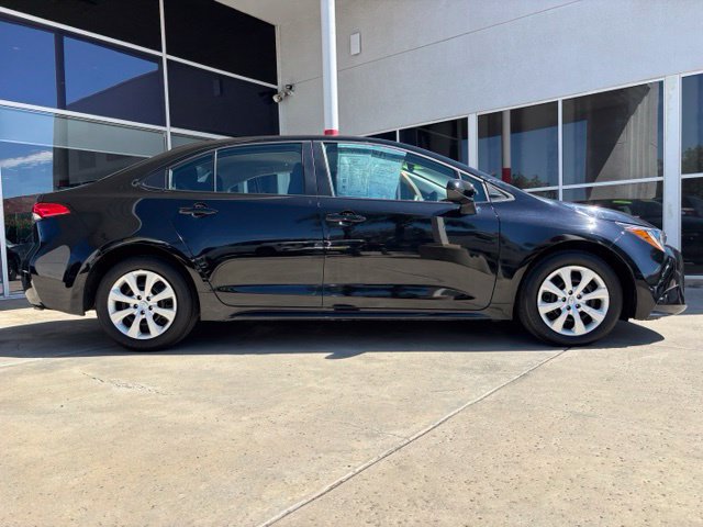 Used 2025 Toyota Corolla LE FWD image 2