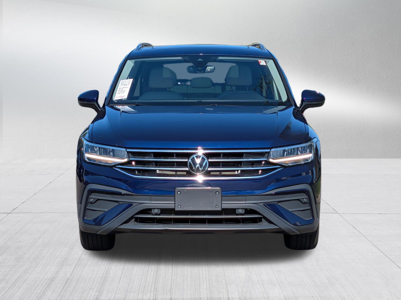 Used 2023 Volkswagen Tiguan SE w/ Panoramic Sunroof Package AWD/4WD image 2