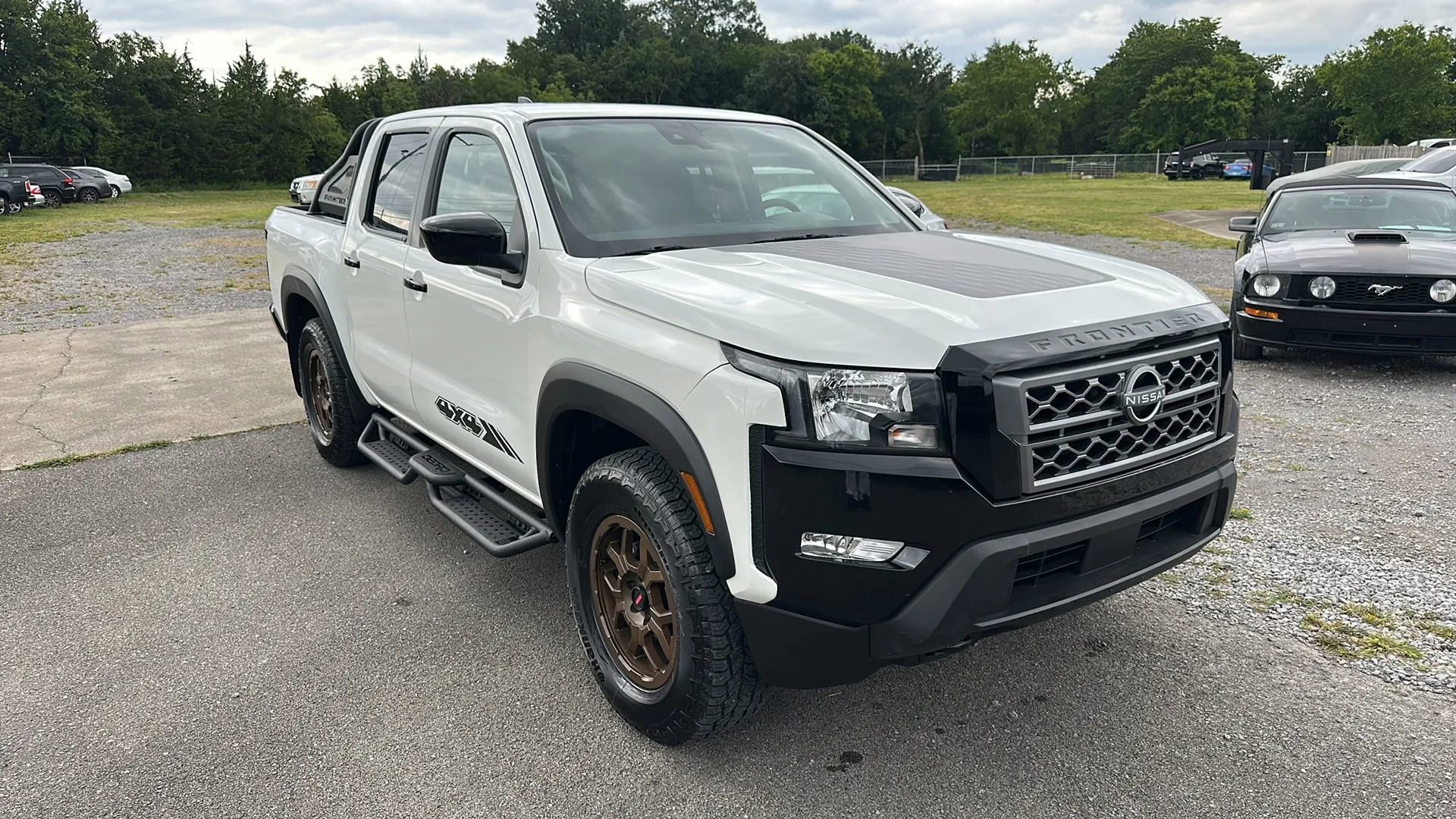 Used 2024 Nissan Frontier SV image 2