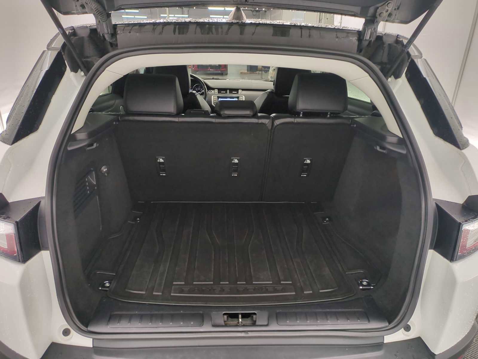 Used 2019 Land Rover Range Rover Evoque SE image 30