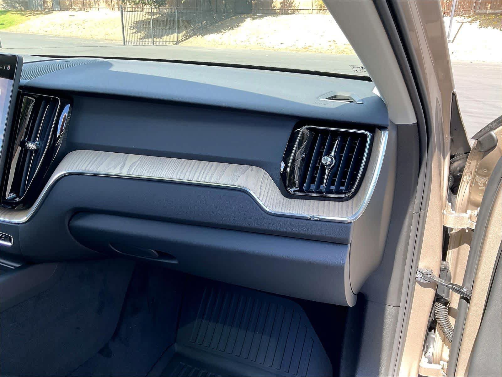 New 2027 Volvo XC60 T8 Plus AWD/4WD image 28