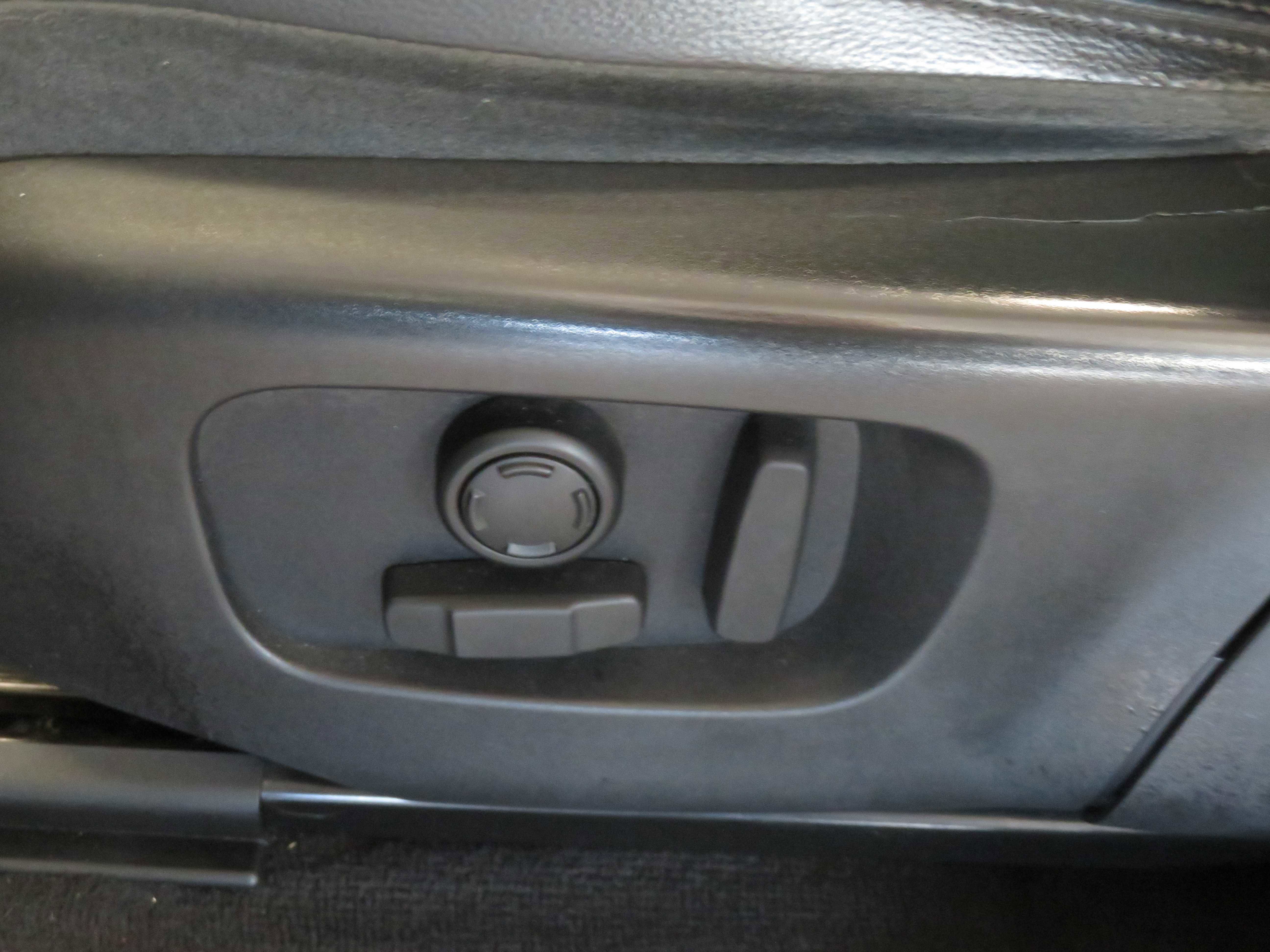 Used 2020 Land Rover Range Rover Evoque SE image 16