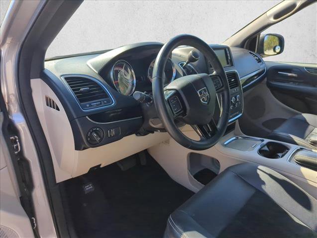 Used 2017 Dodge Grand Caravan SXT image 11