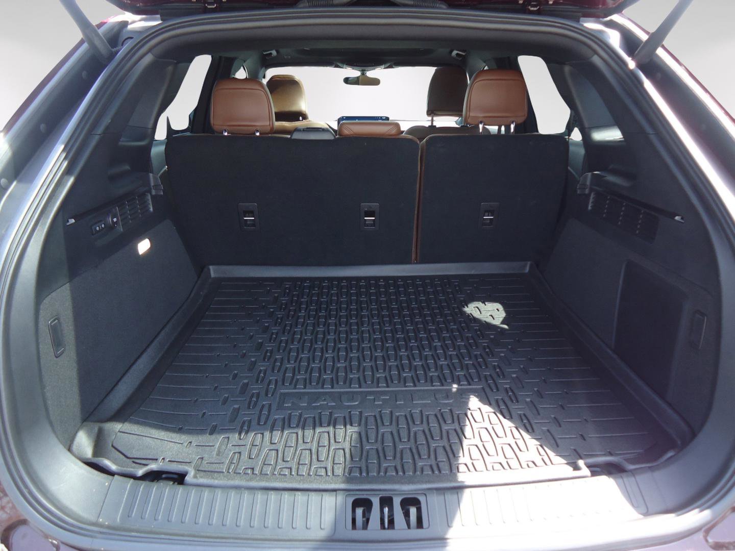 Used 2023 Lincoln Nautilus Reserve w/ Equipment Group 201A image 32