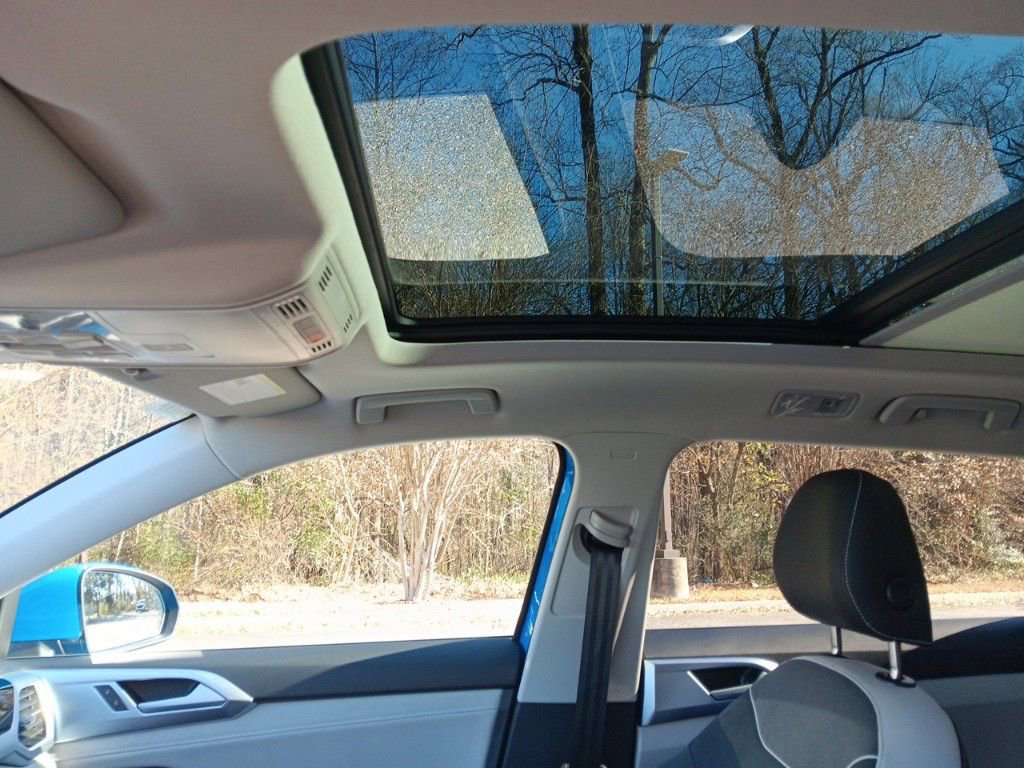 Used 2025 Volkswagen Taos SE w/ Panoramic Sunroof Package image 19