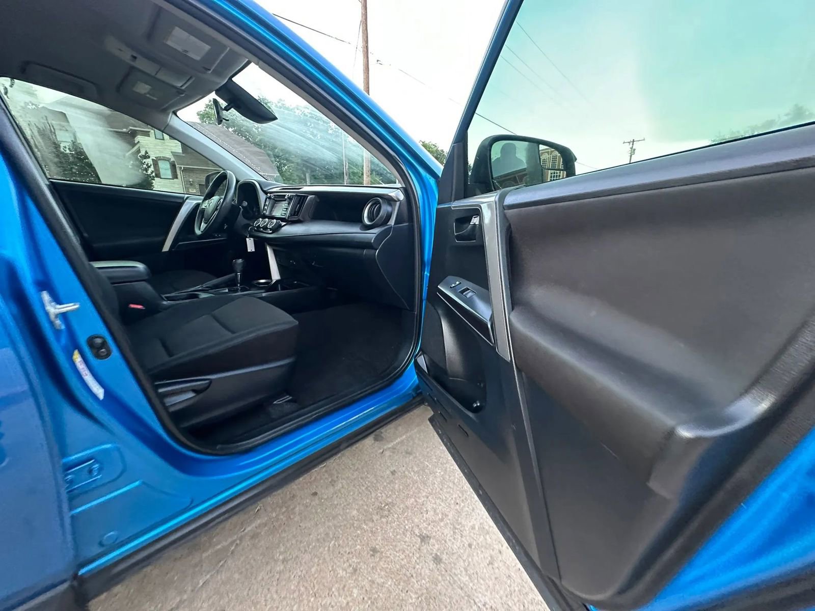 Used 2018 Toyota RAV4 LE FWD image 24