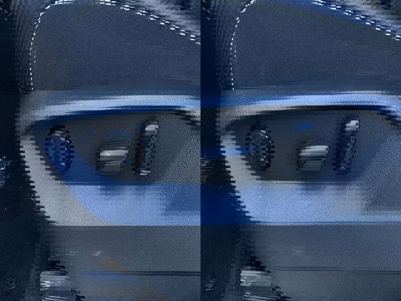 Used 2025 Volkswagen Atlas Cross Sport SE image 11