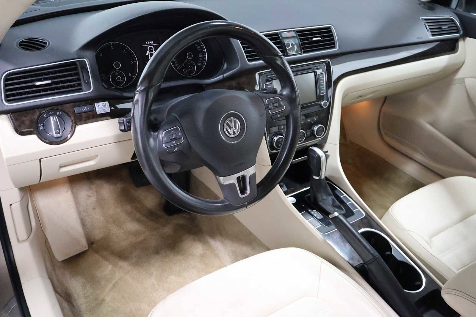 Used 2015 Volkswagen Passat TDI SEL Premium FWD image 4