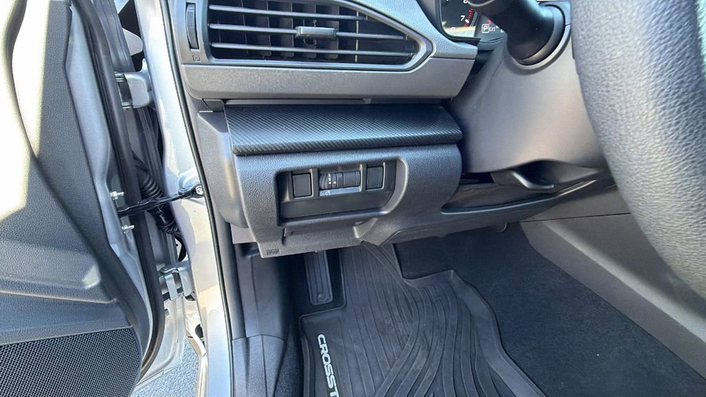 Used 2025 Subaru Crosstrek 2.0i Premium image 30