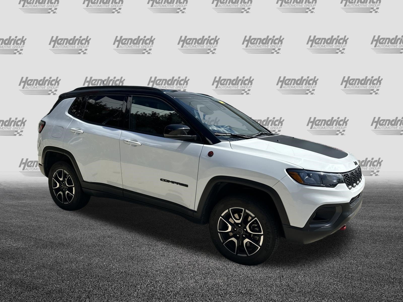 Used 2025 Jeep Compass Trailhawk AWD/4WD image 2