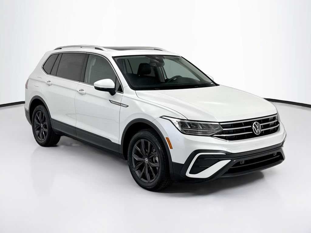 Used 2023 Volkswagen Tiguan SE w/ Panoramic Sunroof Package FWD image 3