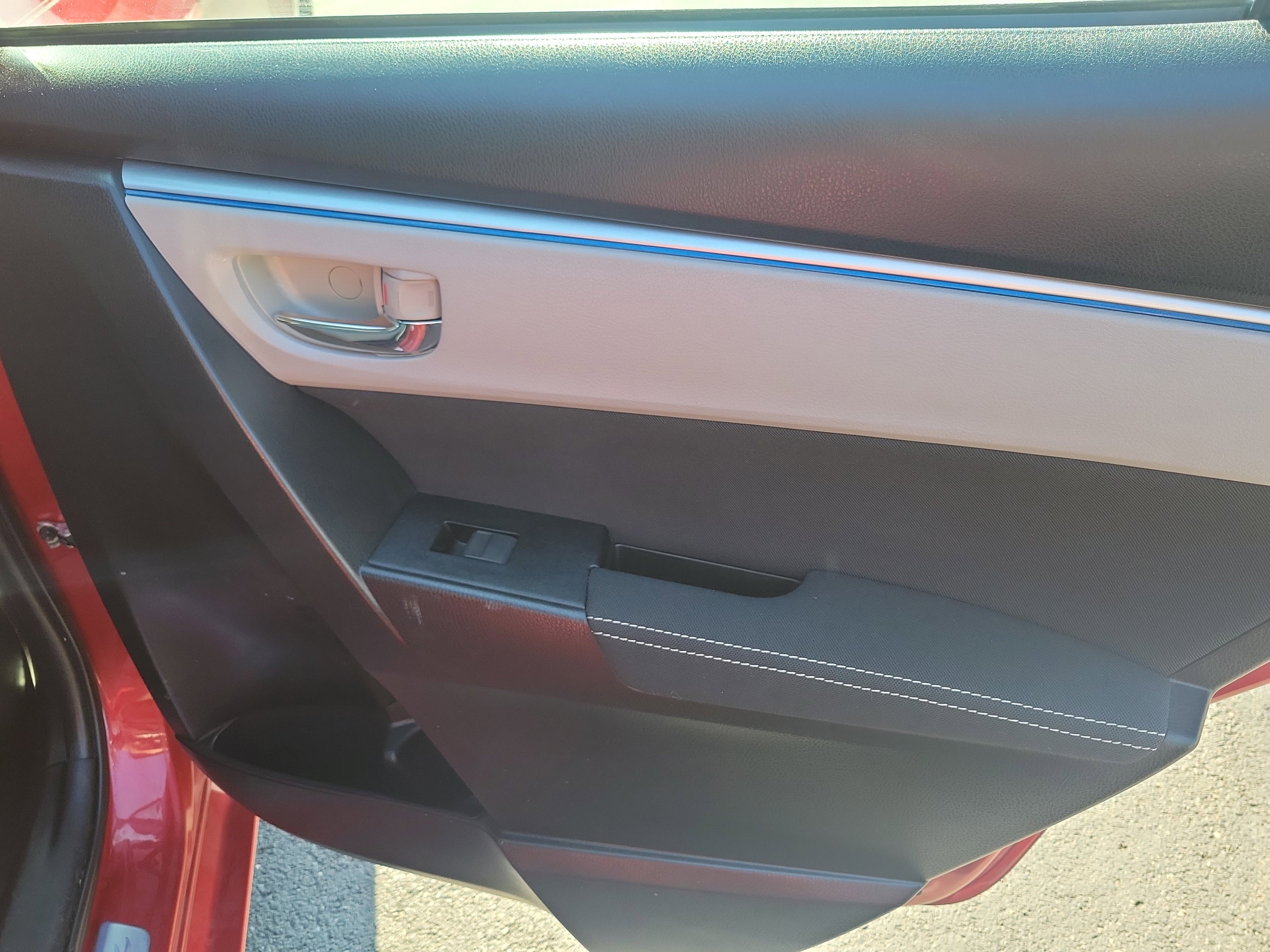 Used 2015 Toyota Corolla LE image 30