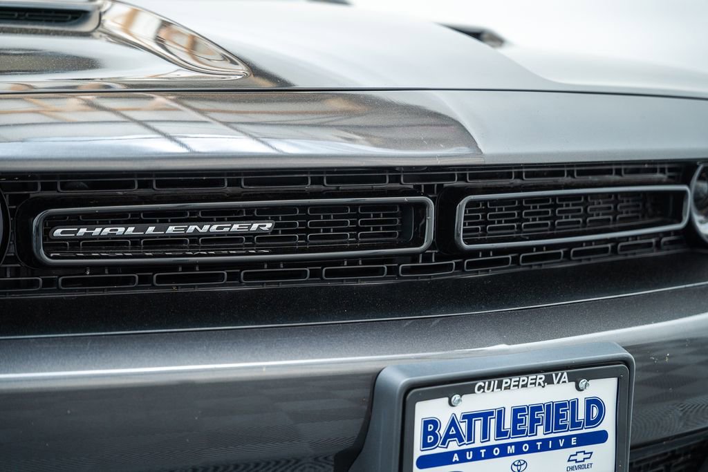 Used 2015 Dodge Challenger SXT RWD image 9