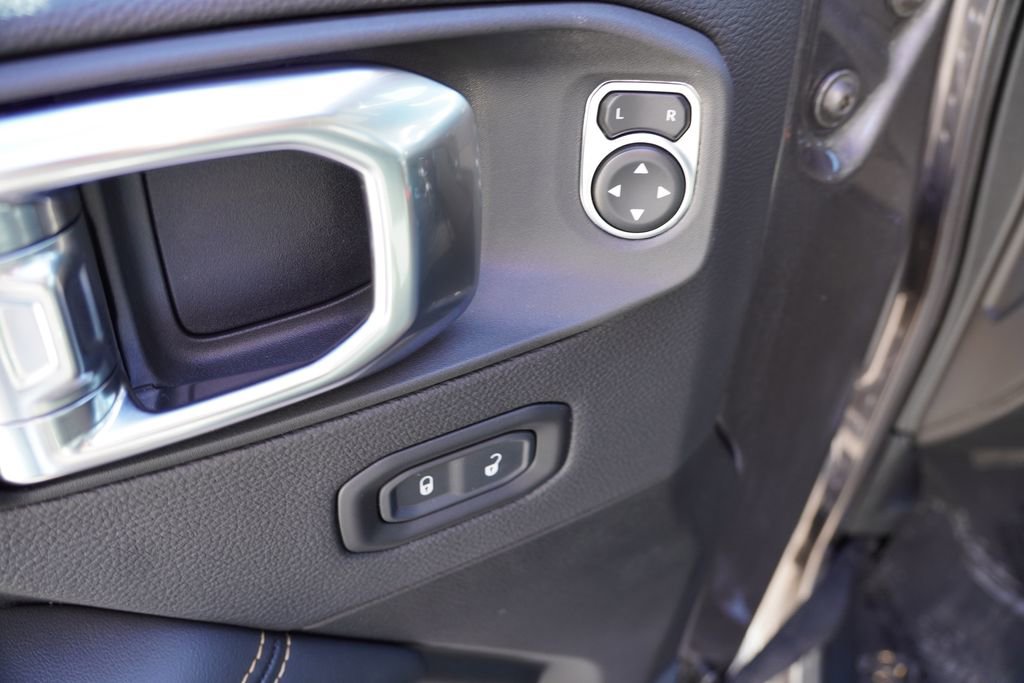 Certified 2025 Jeep Wrangler Unlimited Sahara w/ Safety Group image 21