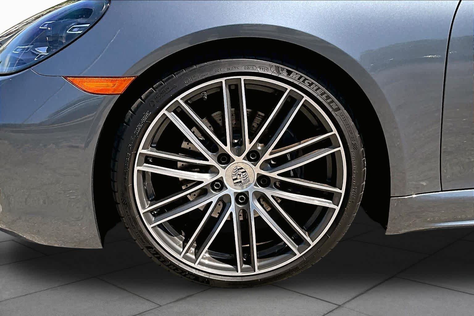 Used 2025 Porsche 718 Cayman RWD image 11
