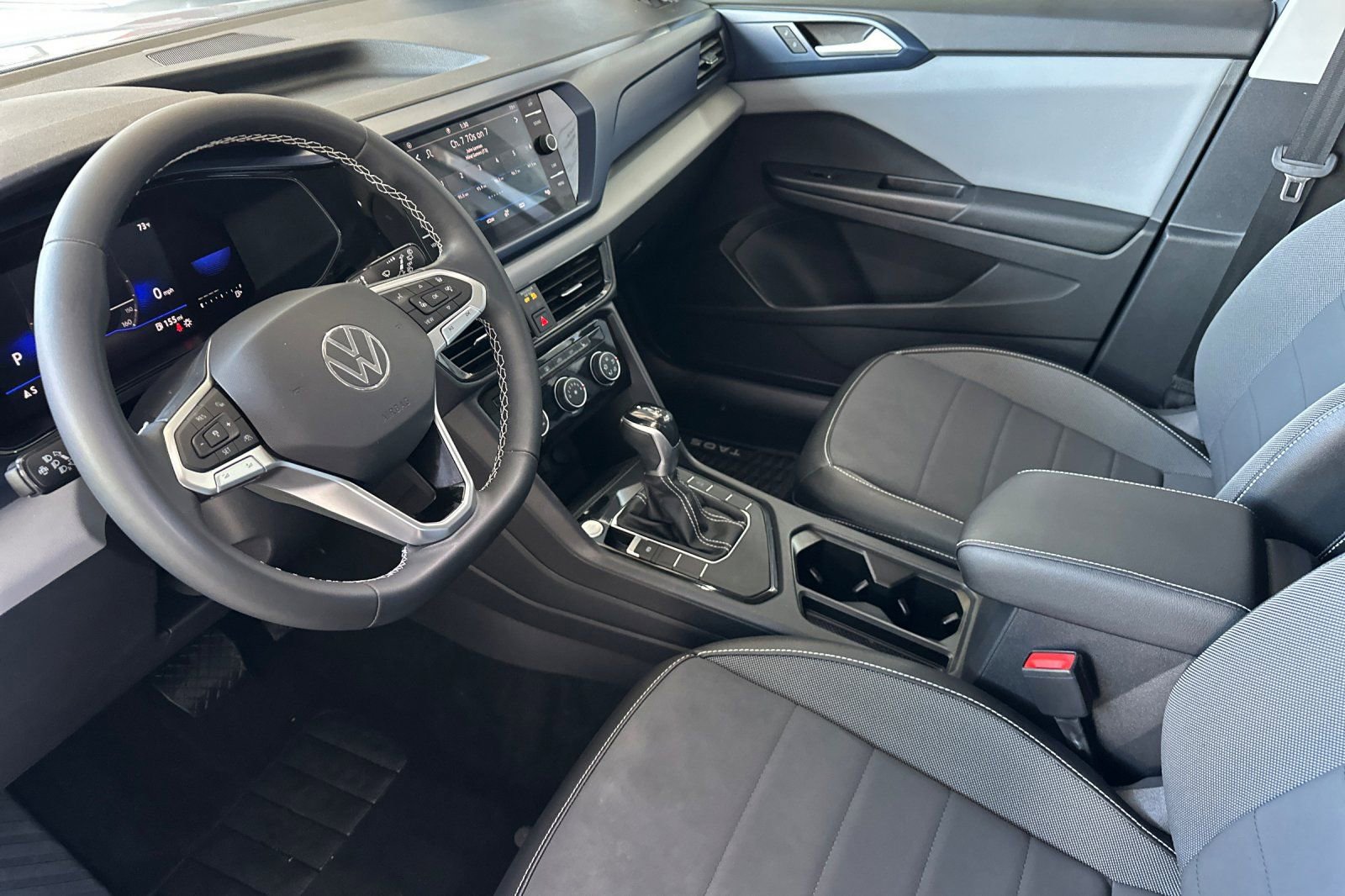 Used 2023 Volkswagen Taos SE w/ Panoramic Sunroof Package FWD image 10