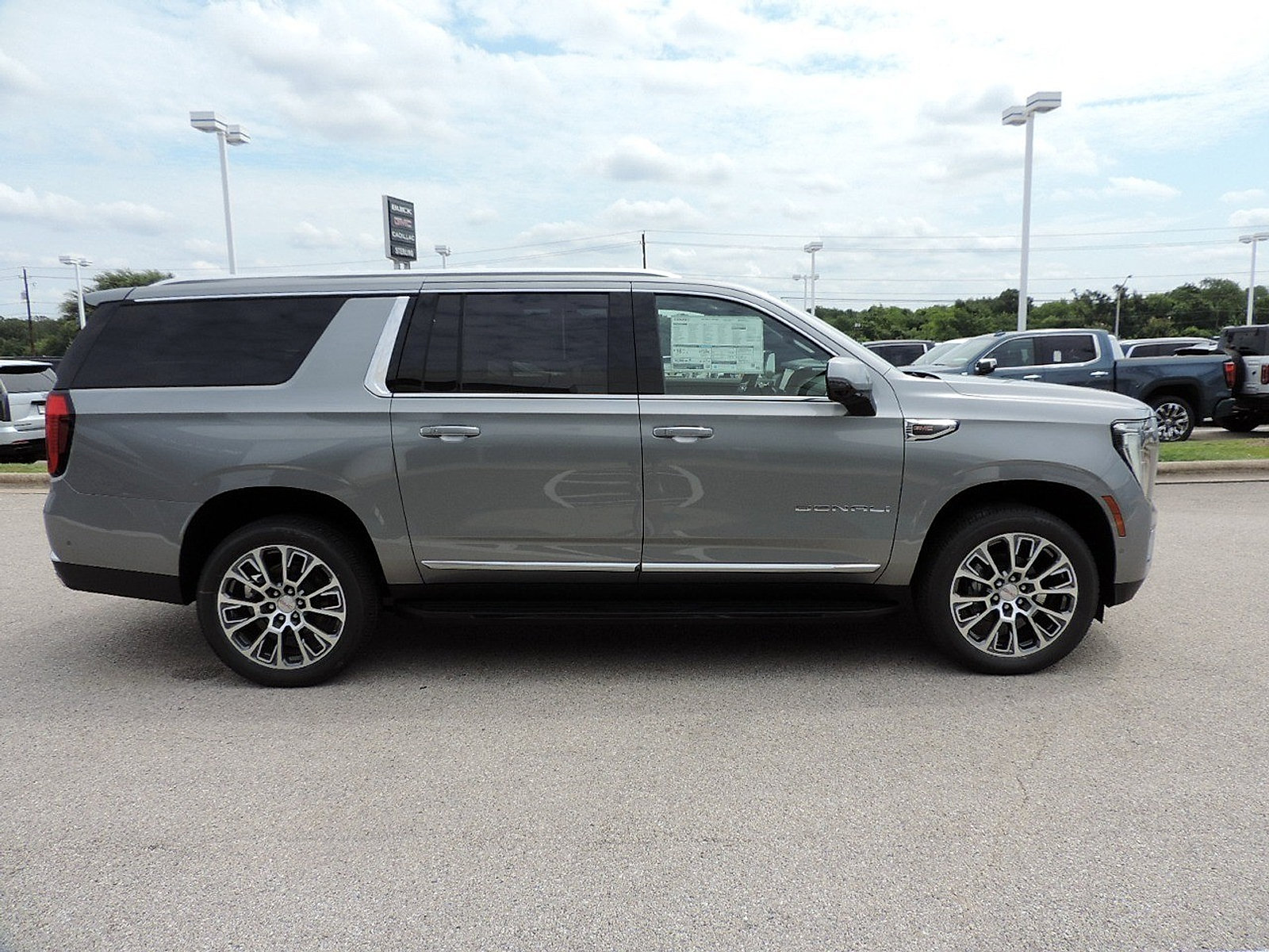 New 2026 GMC Yukon XL Denali w/ Advanced Technology Package AWD/4WD image 4