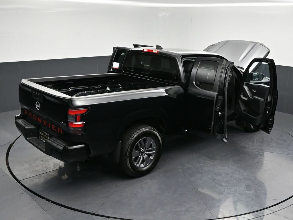 Used 2025 Nissan Frontier SV image 32