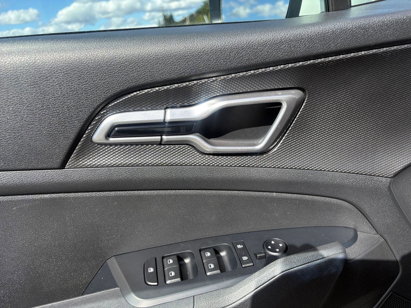 Used 2025 Kia Sportage LX image 18