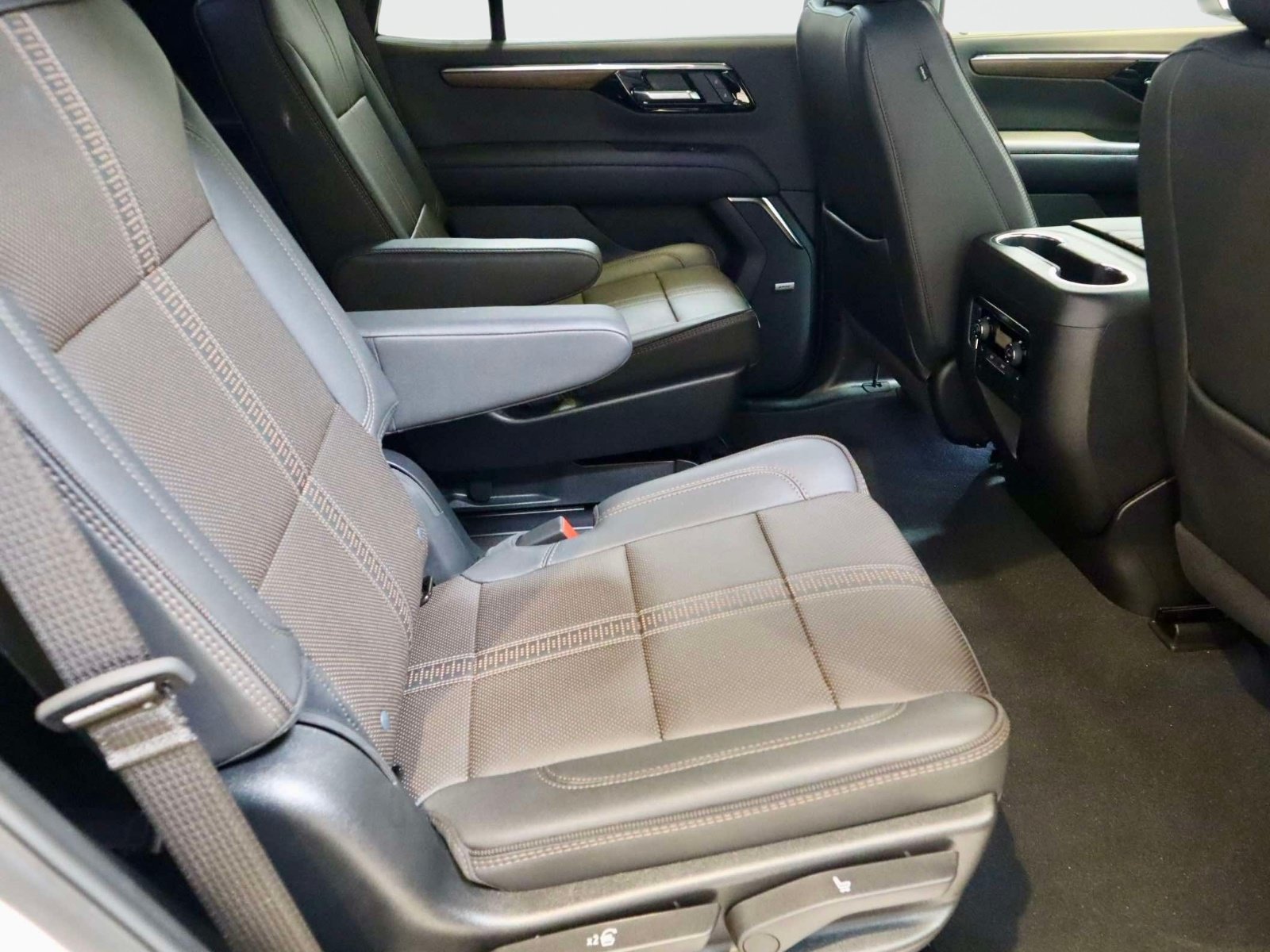 Used 2025 Chevrolet Tahoe High Country AWD/4WD image 13