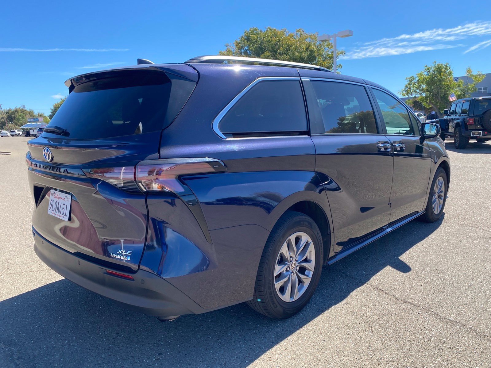 Used 2024 Toyota Sienna XLE FWD image 5