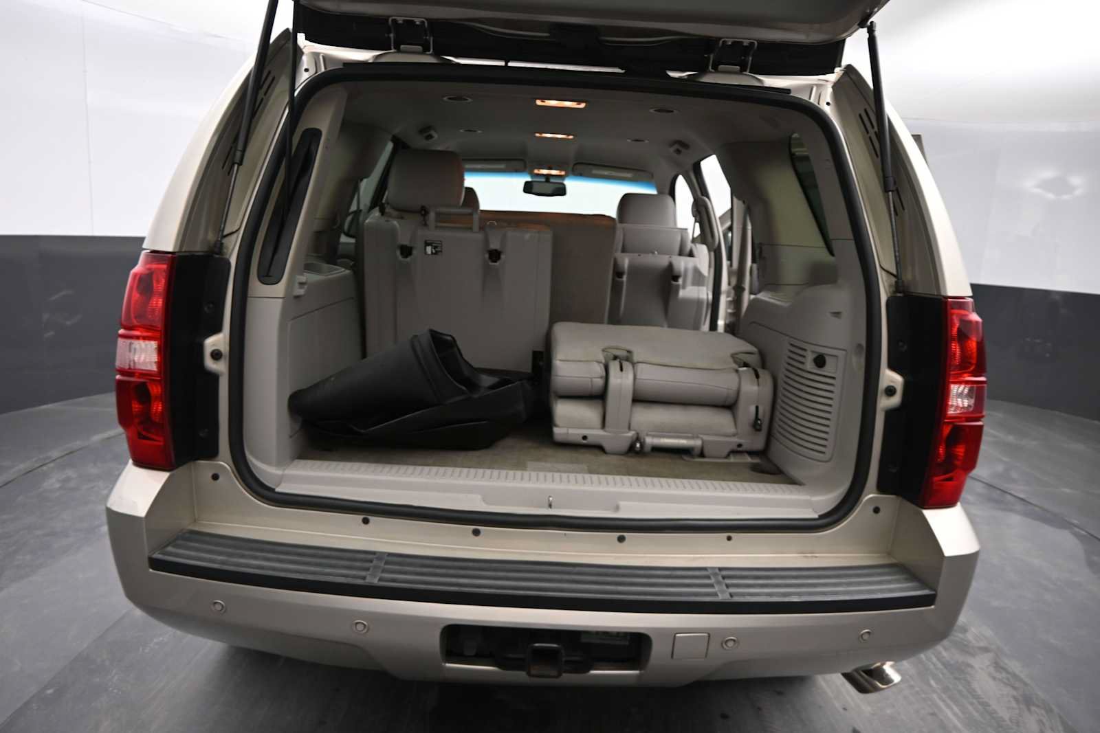 Used 2014 Chevrolet Tahoe LT w/ Luxury Package RWD image 29