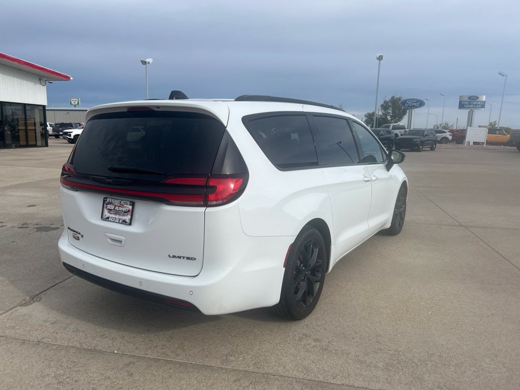 Used 2025 Chrysler Pacifica Limited FWD image 5