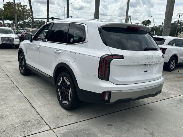 Certified 2025 Kia Telluride EX w/ EX Captain's Chair Package FWD image 8