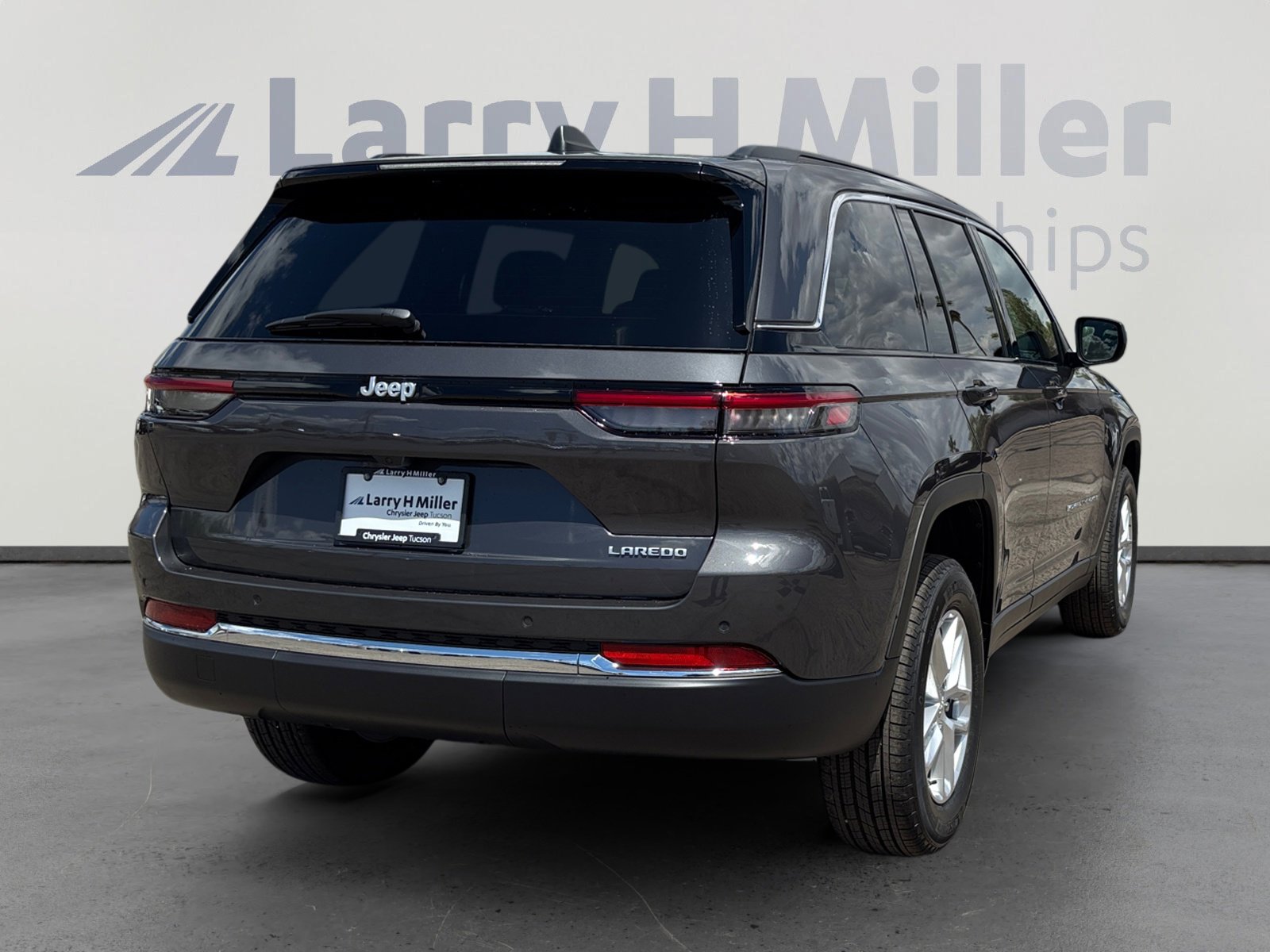 New 2025 Jeep Grand Cherokee Laredo X w/ Trailer Tow Package image 5