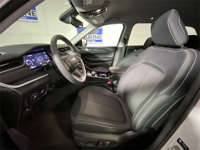 Used 2023 Jeep Grand Cherokee Laredo w/ Luxury Tech Group I image 23