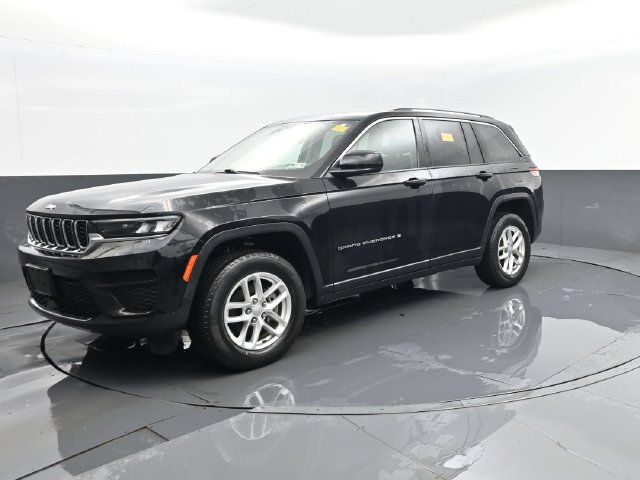 Used 2023 Jeep Grand Cherokee Laredo w/ Luxury Tech Group I AWD/4WD image 2