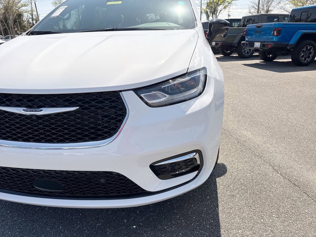 New 2026 Chrysler Pacifica Limited w/ Trailer Tow Group FWD image 8