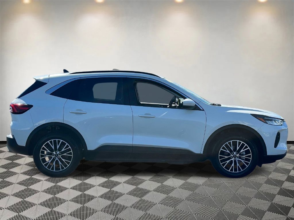 Certified 2023 Ford Escape SE FWD image 2