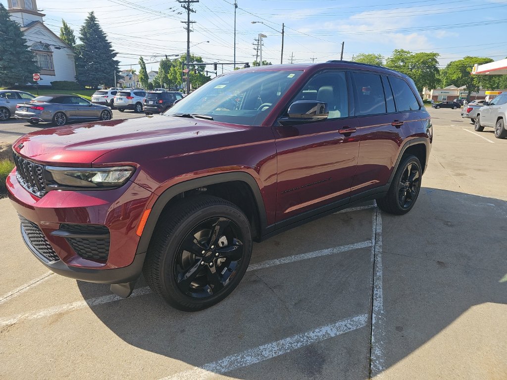 Used 2024 Jeep Grand Cherokee Altitude AWD/4WD image 8