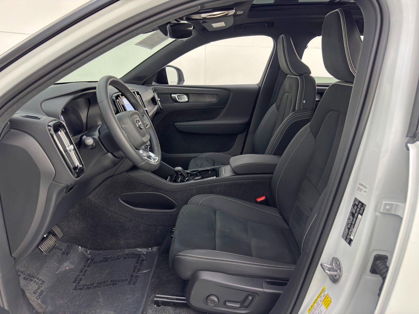 Used 2024 Volvo XC40 Recharge Plus w/ Protection Package Premier image 17