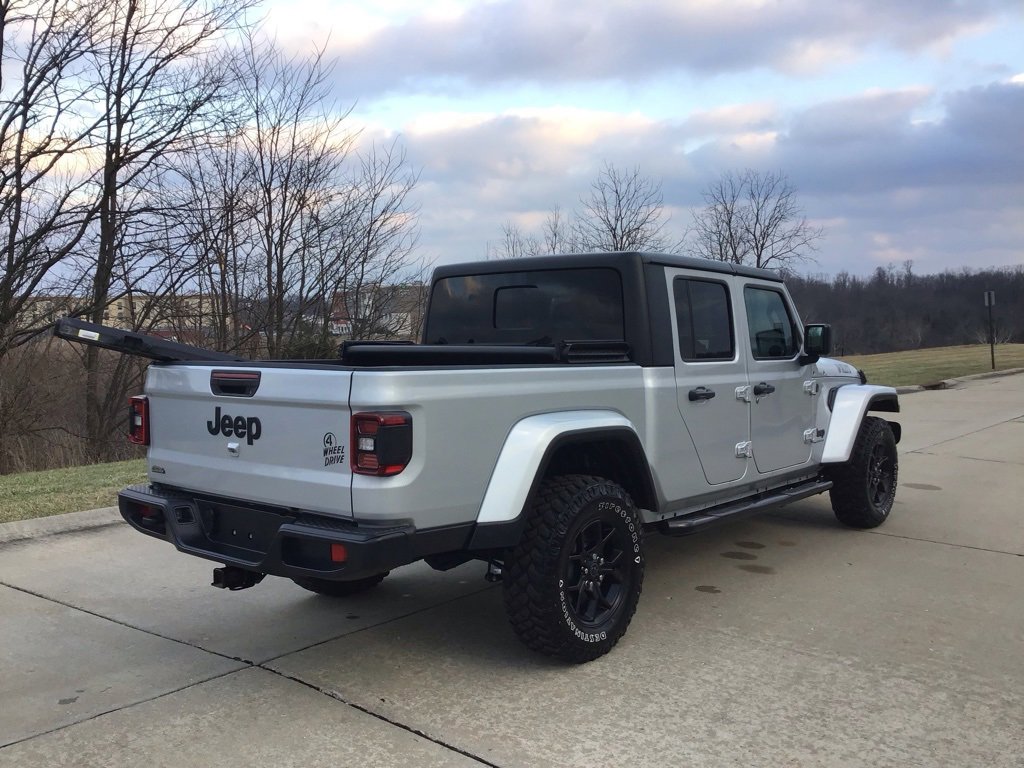 Used 2024 Jeep Gladiator Willys image 3