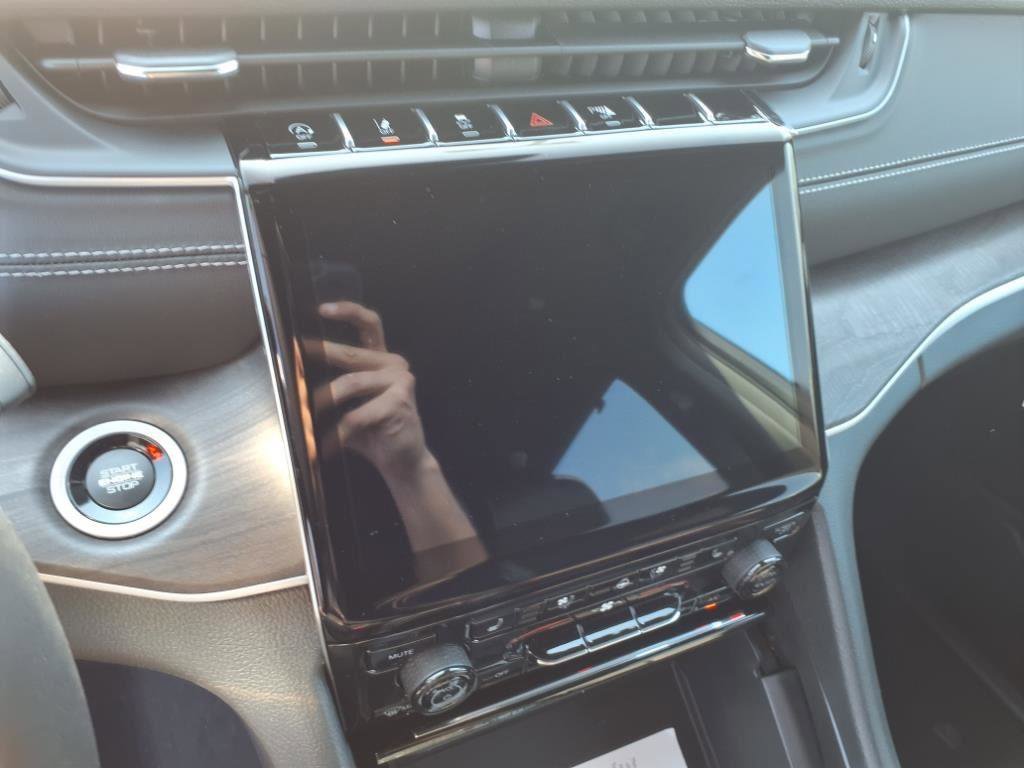 New 2025 Jeep Grand Cherokee L Limited w/ Luxury Tech Group II image 13