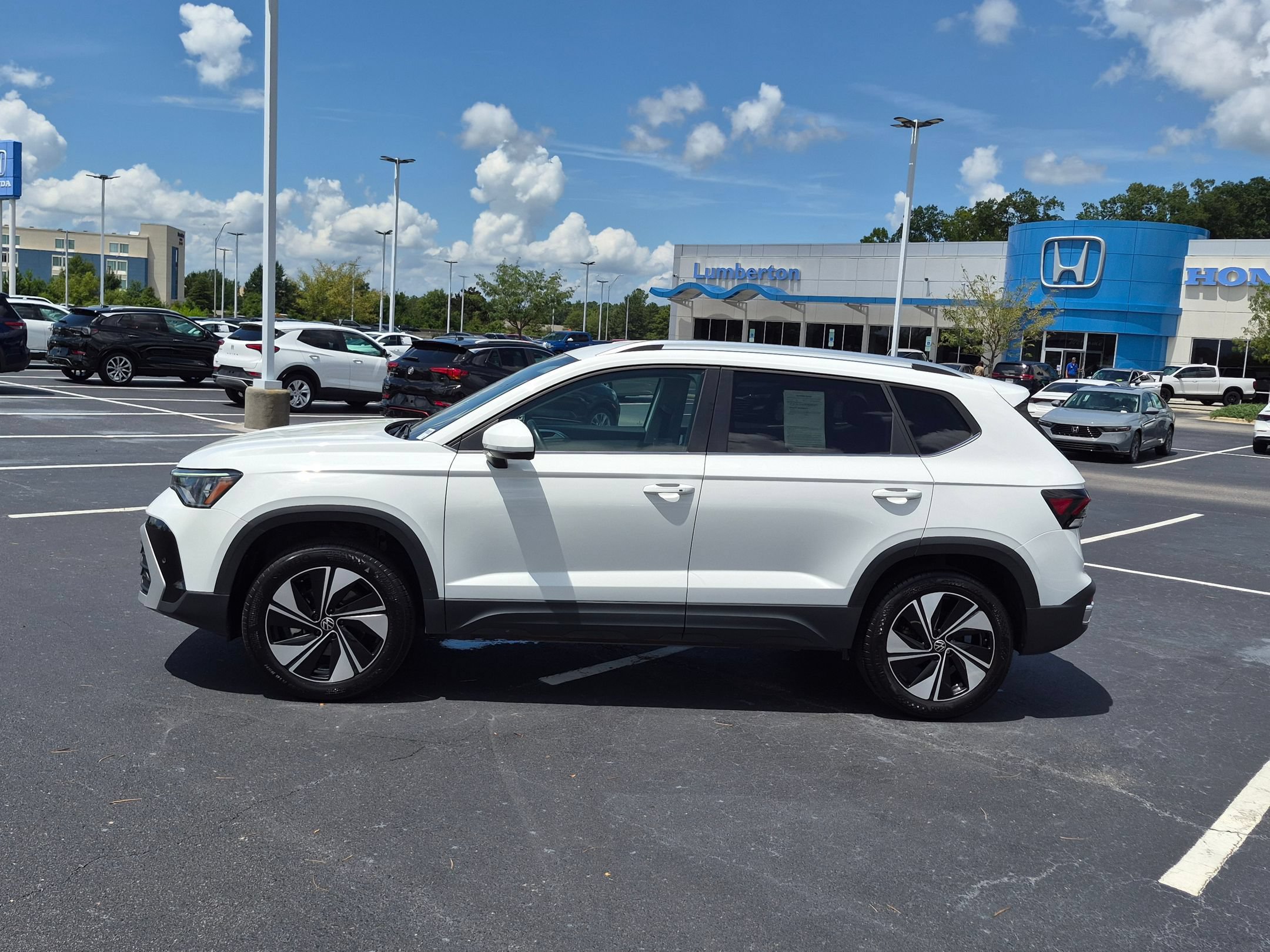 Used 2025 Volkswagen Taos SE AWD/4WD image 6