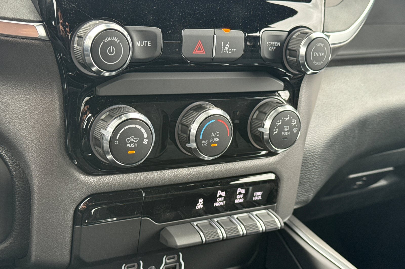 New 2026 RAM 1500 Express AWD/4WD image 18