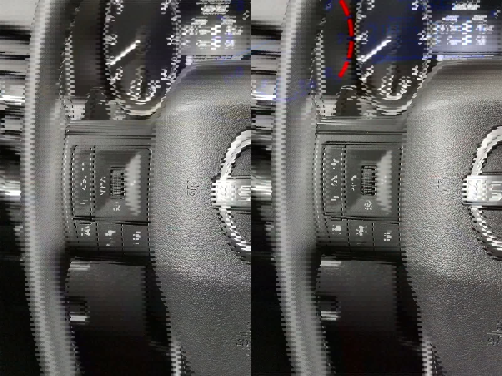 Used 2025 Nissan Rogue SV image 24