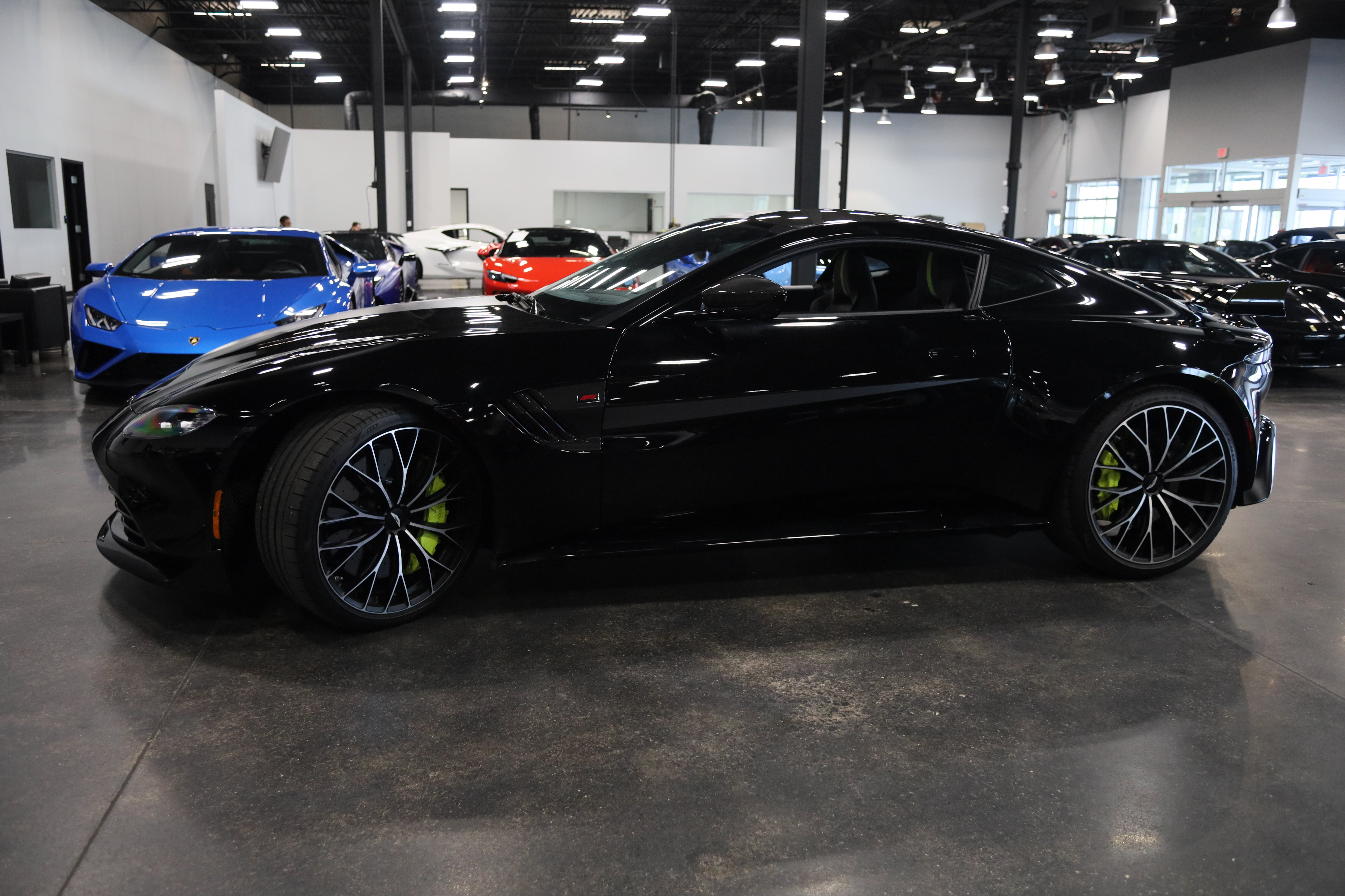 Used 2023 Aston Martin V8 Vantage Coupe RWD image 9
