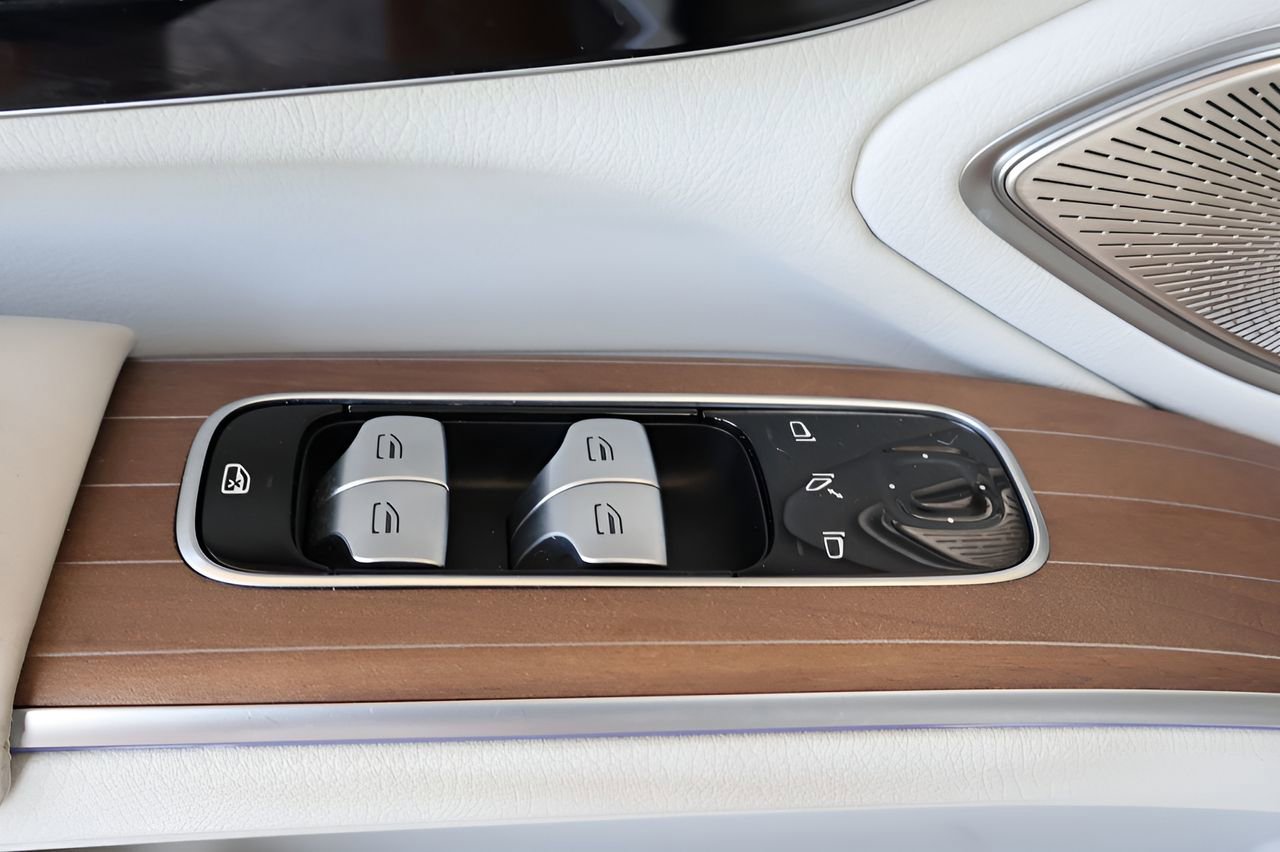 Used 2022 Mercedes-Benz EQS 580 4MATIC Sedan image 12
