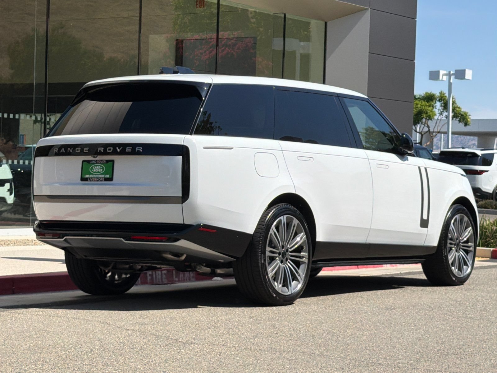 New 2026 Land Rover Range Rover Long Wheelbase SE AWD/4WD image 6
