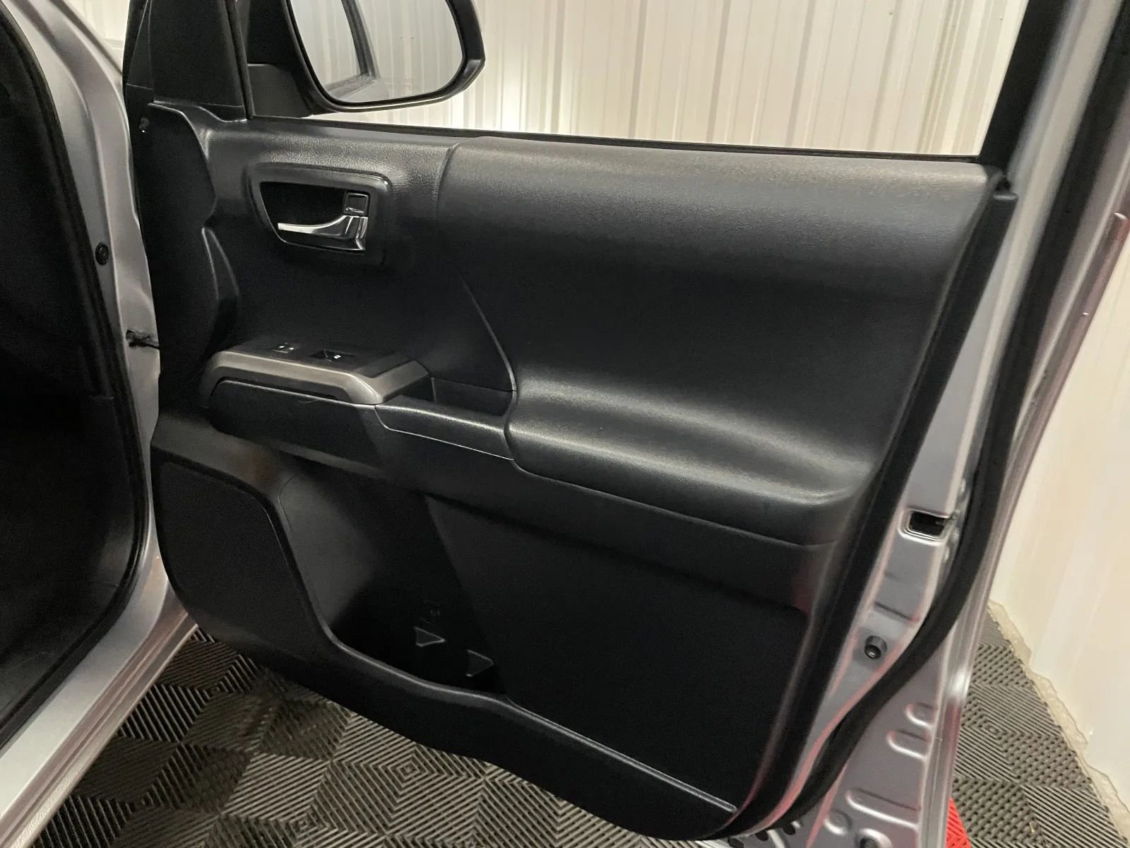 Used 2017 Toyota Tacoma TRD Sport w/ Tow Package (A/T) AWD/4WD image 39