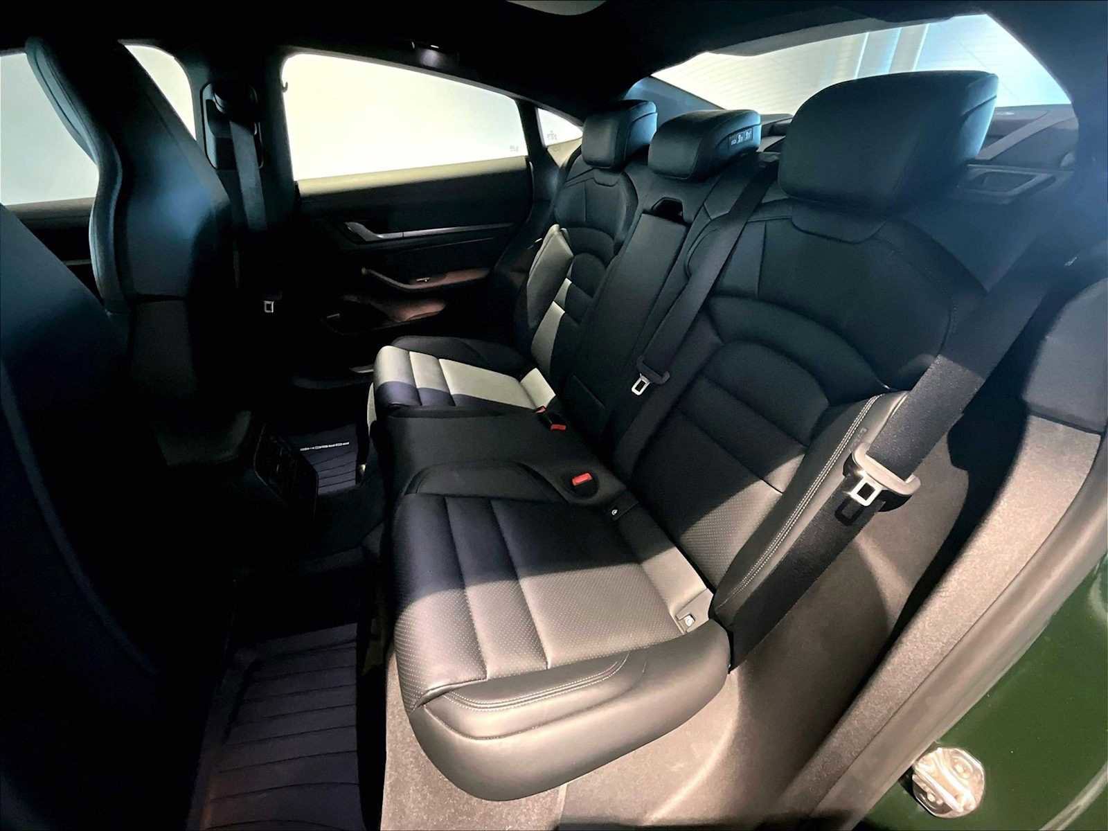 Used 2025 Porsche Taycan image 31