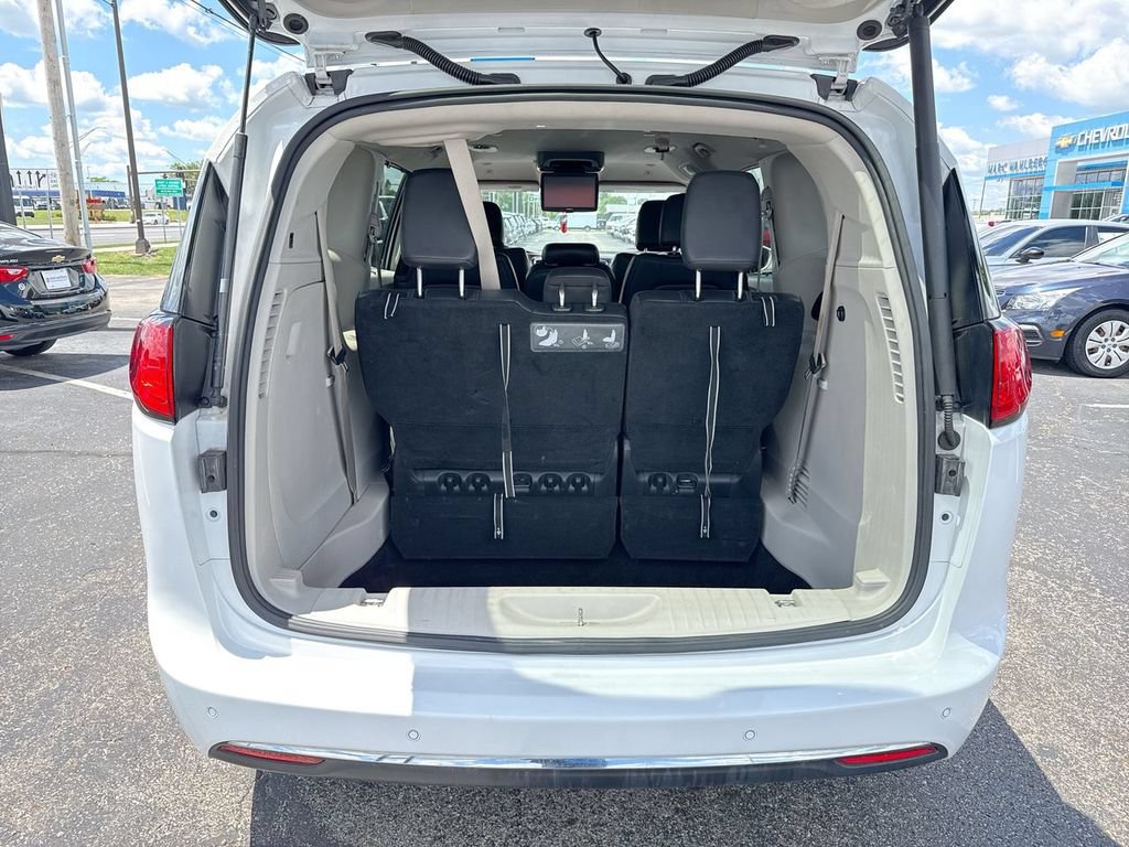 Used 2018 Chrysler Pacifica Touring-L FWD image 25